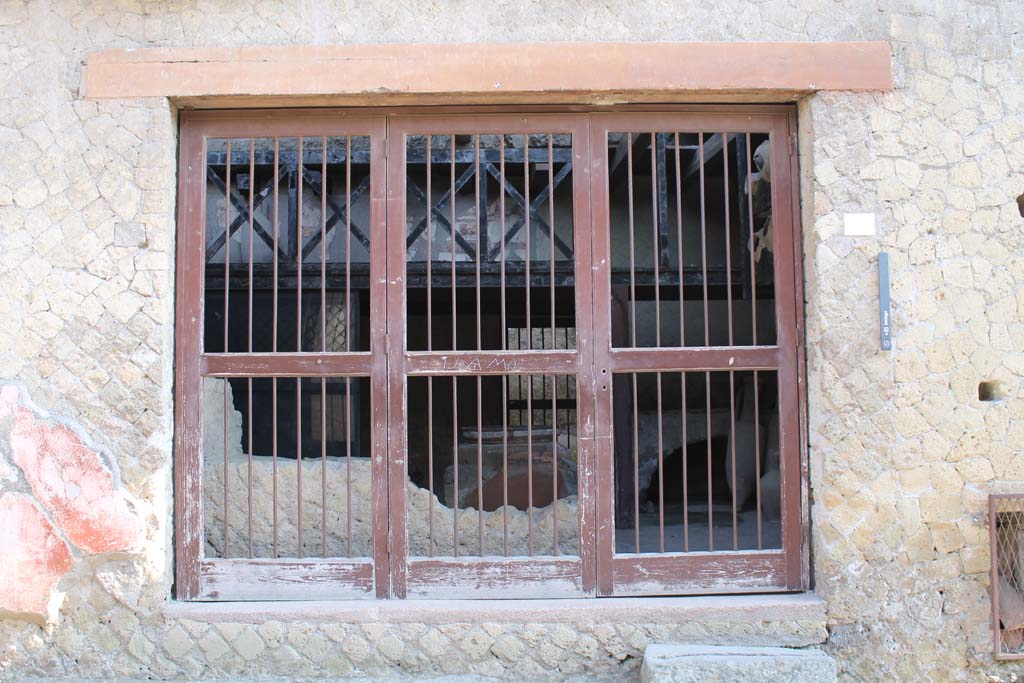 V.6 Herculaneum. March 2014. Looking east towards entrance doorway on Cardo IV.
Foto Annette Haug, ERC Grant 681269 DÉCOR.